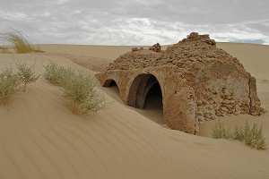 الرمال  تُغرق  قرى وتسقط بيوتا في الوادي