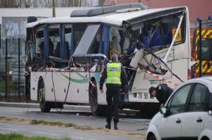 Collision entre un minibus et une voiture