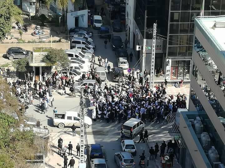 طلبة الصيدلة وطب الاسنان في مسيرة بتيزي وزو