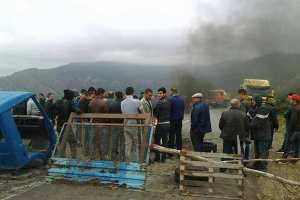 مواطنون يغلقون طريق بجاية - تيزي وزو