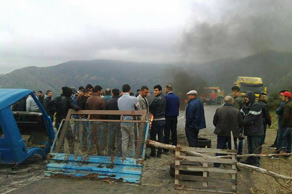 مواطنون يغلقون طريق بجاية - تيزي وزو