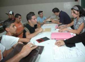 والي البويرة يدعوا الشباب للالتحاق بمراكز التكوين المهني لإمتصاص البطالة