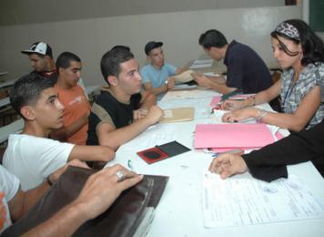 والي البويرة يدعوا الشباب للالتحاق بمراكز التكوين المهني لإمتصاص البطالة