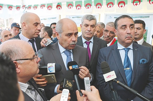 Le ministre exige leur ouverture de 10h à 22h