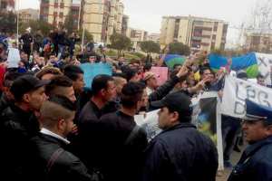 الأمن يمنع مسيرة الطلبة بالقطب الجامعي بجامعة البويرة