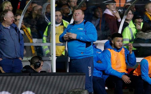 الاتحاد الإنجليزي سيفتح تحقيقا مع حارس سوتون بعد واقعة الفطيرة