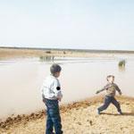 العائلات “التيارتية  تقضي عطلتها السنوية في المقاهي وضفاف السدود!