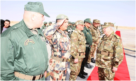 الفريق أحمد قايد صالح يتفقد الوحدات القتالية على الحدود الجنوبية بتمنراست و يؤكد