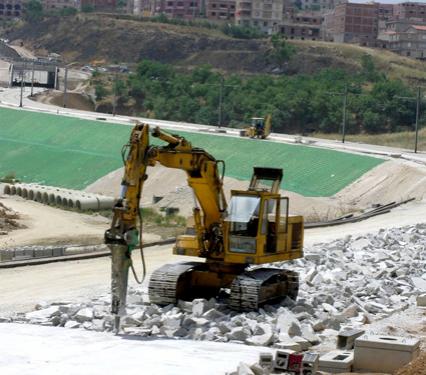 اكتشاف عيوب في أشغال مشروع ''ترامواي'' قسنطينة                                    تهديم الأرضية الإسمنتية وإزالة التجهيزات بمنطقة زواغي