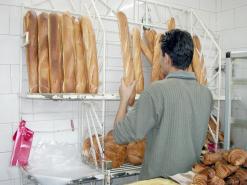 مديرية التجارة بعنابة تخمد غضب المواطنين بإحالة ملف 35 خبازا على العدالة                                    بعدما وصل سعره إلى 40 دينارا