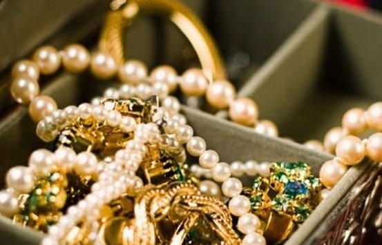 مريضة بمستشفى قسنطينة تسرق مصوغات زوجة أخيها وتتصدق بها