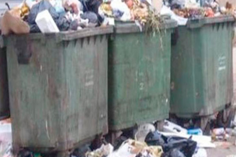 شوارع وهران تغرق في القمامة