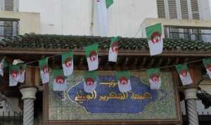 مناضلو الأفلان يتجمهرون أمام مقر المحافظة بعين الدفلى