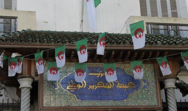 مناضلو الأفلان يتجمهرون أمام مقر المحافظة بعين الدفلى