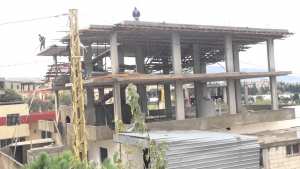 وفاة عامل في حادث سقوط عمود خشبي بغليزان