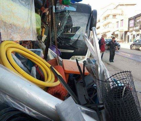 حافلة لنقل الطلبة ترتطم بمحلات لبيع أدوات البناء بتيبازة