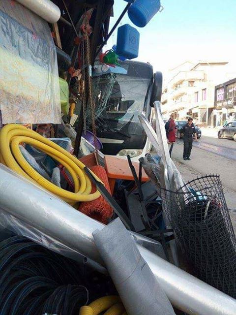 حافلة لنقل الطلبة ترتطم بمحلات لبيع أدوات البناء بتيبازة