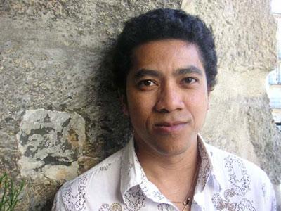 La littérature de l'ère coloniale revue par cinq romanciers                                    Rencontre internationale «Esprit Frantz Fanon»