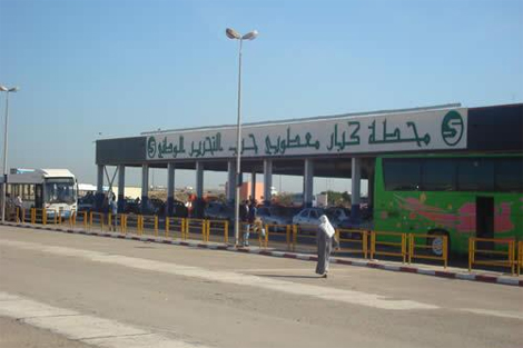 3 نساء يتشاجرن بالسلاح الأبيض من أجل رجل!