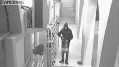 بالفيديو.. كاميرات المراقبة تفضح لصوص الأحذية بمسجد في سوق أهراس