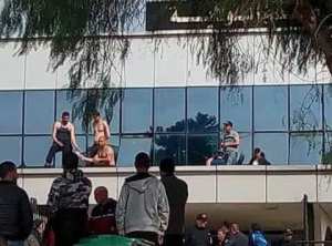 7 شبان يهددون بإنتحار جماعي فوق مقر الولاية في البويرة