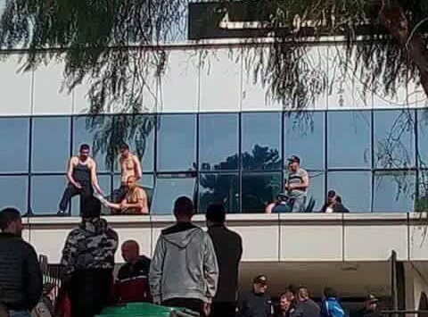 7 شبان يهددون بإنتحار جماعي فوق مقر الولاية في البويرة