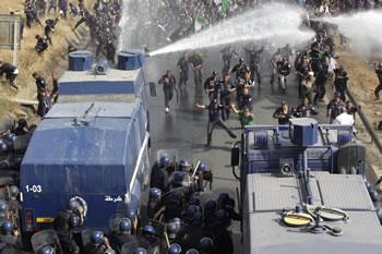 20.000 gardes communaux exigent: «On veut nos droits!»                                    DE VIOLENTS AFFRONTEMENTS LES ONT OPPOSES HIER À LA POLICE AUX PORTES D'ALGER