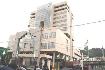 Dix ans de réclusion pour deux accusés                                    AFFAIRE DU VOL D'ARMES AU COMMISSARIAT CENTRAL