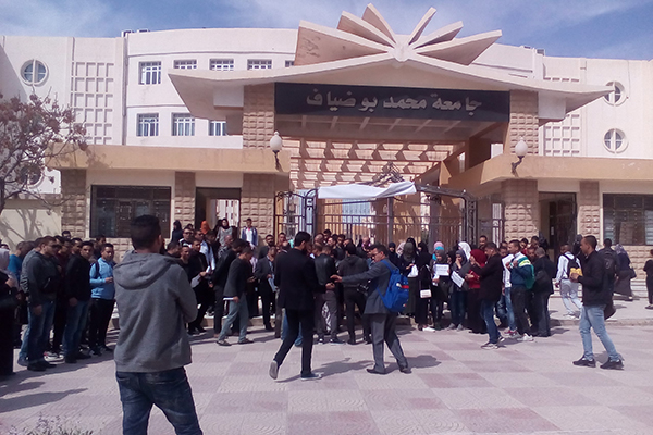 احتجاج عشرات الأساتذة والطلبة بقسم العلوم السياسية بالمسيلة