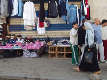 «Benbada nous pousse vers l'informel»                                    LES COMMERÇANTS SE RASSEMBLENT DEVANT LE SIÈGE DU MINISTÈRE DU COMMERCE