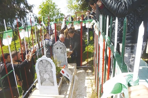Recueillement sur la tombe de Feraoun à Tizi Hibel