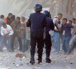 17 جريحا في صدامات بين الشرطة وشباب بالمسيلة                                    بسبب منعهم من حضور الاحتفالات بخمسينية الاستقلال