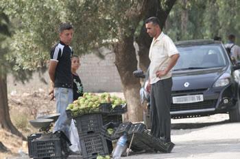 Les vacances du pauvre                                    BAIGNADES DANS LES BARRAGES, JET D'EAU, COMMERCE INFORMEL ET TRAVAIL DANS LES CHANTIERS