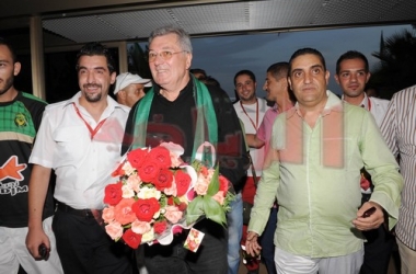 ش.قسنطينة: استقبال تاريخي لروجي لومير بقسنطينة و آلاف السنافر «هولو» المطار