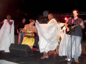 Cheikh Sidi Bémol clôture en apothéose                                    Festival de la chanson amazighe de Béjaïa