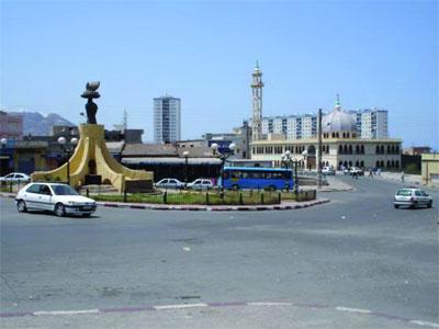 Ces martyrs qui se cachent derrière nos rues                                    Leurs noms servent d'indicateurs topographiques