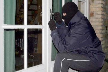 مجوهراتي وامرأتان ضمن عصابة للسطو على المنازل بالأغواط