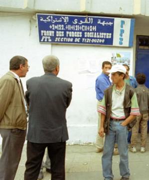 5 anciens secrétaires à la tribune                                    MEETING DES OPPOSANTS DU FFS À TIZI OUZOU