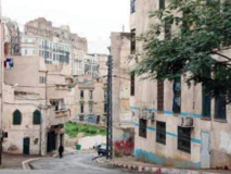 8 familles se retrouvent dans la rue après l'effondrement total des escaliers d'un immeuble à El Derb