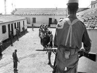 Cinquantième anniversaire de l'indépendance de l'Algérie                                    Les camps de regroupement coloniaux sont toujours là