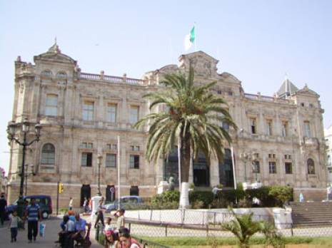 l'UGTA perd le monopole syndical                                    Le SNAPAP crée une section à l'APC d'Oran