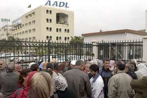 ممثلو 10 آلاف مكتتب بتيبازة يحتجون أمام مقر وكالة  عدل