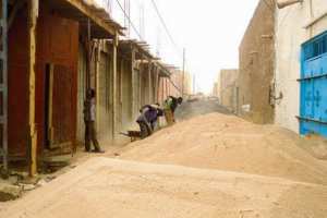 عمال أفارقة يتحكمون في ورشات البناء والأشغال بأدرار