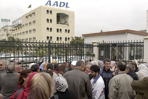 ممثلو 10 آلاف مكتتب بتيبازة يحتجون أمام مقر وكالة 