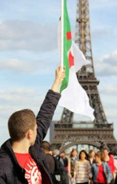 L'homme qui séduit les Algériens de France