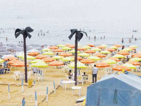 le racket des plagistes                                    Les estivants contraints de payer pour se baigner