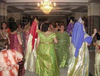 أفراح تتحوّل إلى أقراح والكفن بدل الفستان الأبيض بشرق البلاد                                    حلويات وأطعمة تعدّ للأعراس وتقدّم في العزاء!!