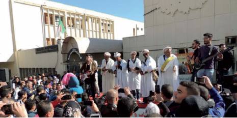 Les artistes occupent la rue dans une ambiance festive