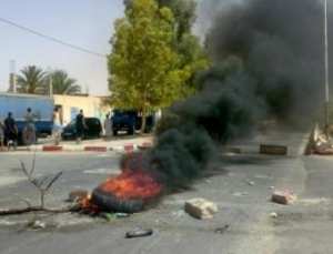 سكان قرى  ايت اومالو  بدائرة الاربعاء ناث ايراثن في تيزي وزو يغلقون الطريق