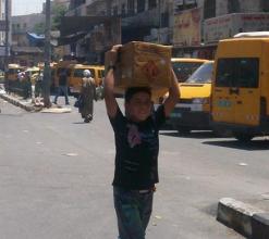 الحمالة الصغار.. أطفال يصارعون شمس الظهيرة بالبيض